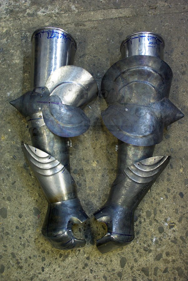Pytowe osony rk druga poowa XV wieku w produkcji. W caoci wykonane ze stali redniowglowej./ Plate arm harness for second half of XV c. in production. Fully made from medium carbon steel.